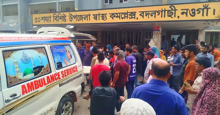 স্বাস্থ্য কমপ্লেক্সের বাইরে পুলিশ ও স্থানীয়দের ভিড়